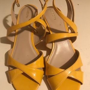 Size 10 Liz Claiborne Yellow sandals.
